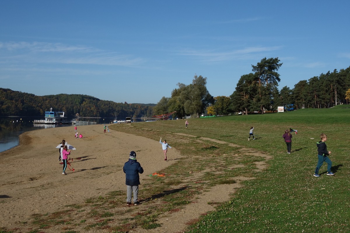 Pouštění draků 1. - 3. ročník /6. 10. 2022/