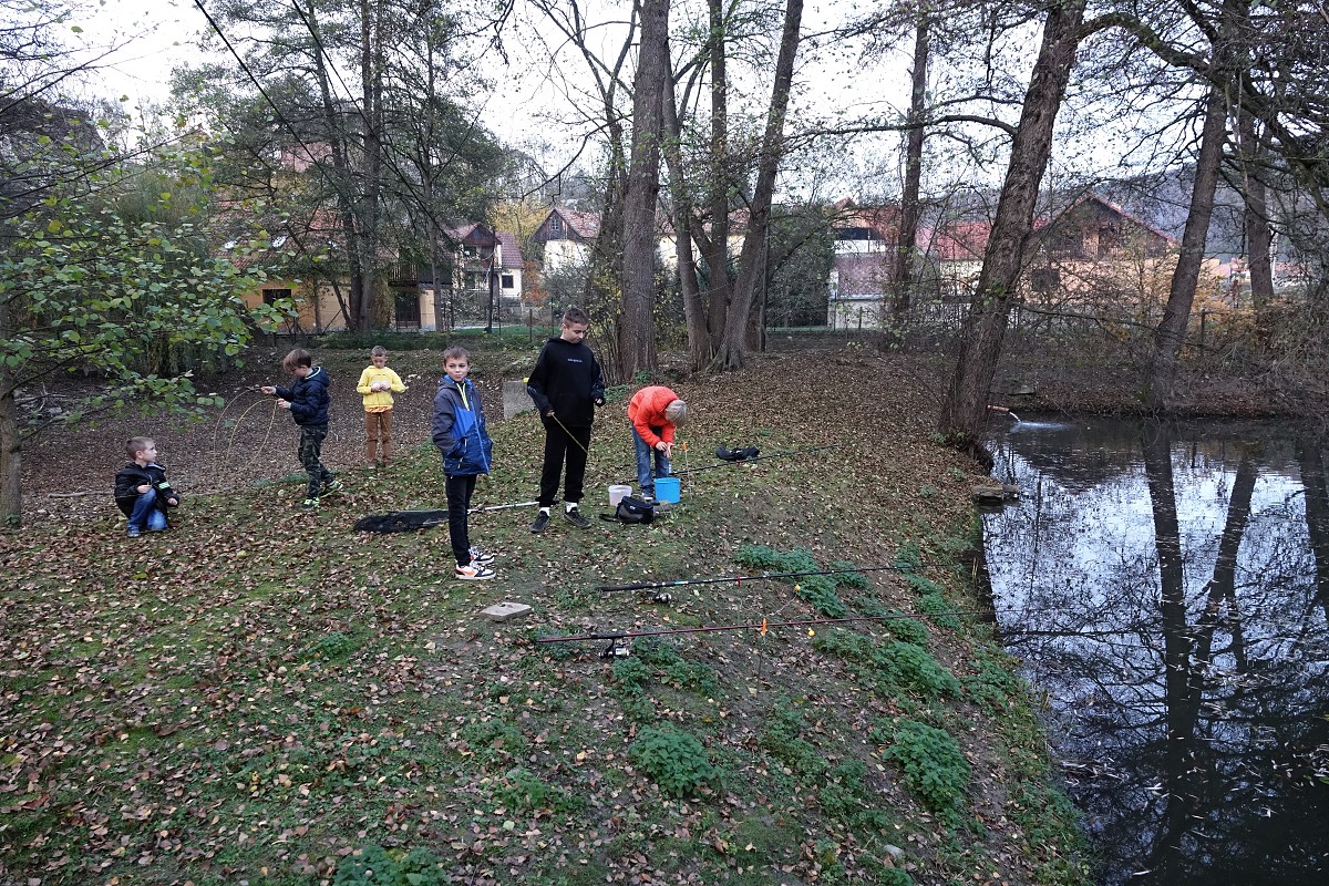 Rybářský kroužek u vody /1. 11. 2022/