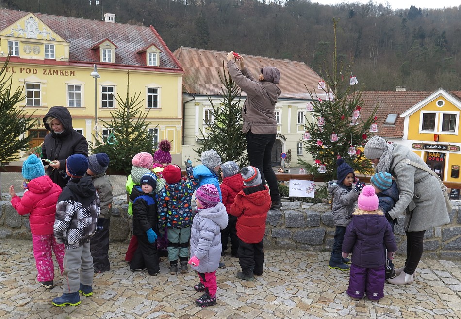 Zdobení vánočních stromků (30. listopadu 2018)