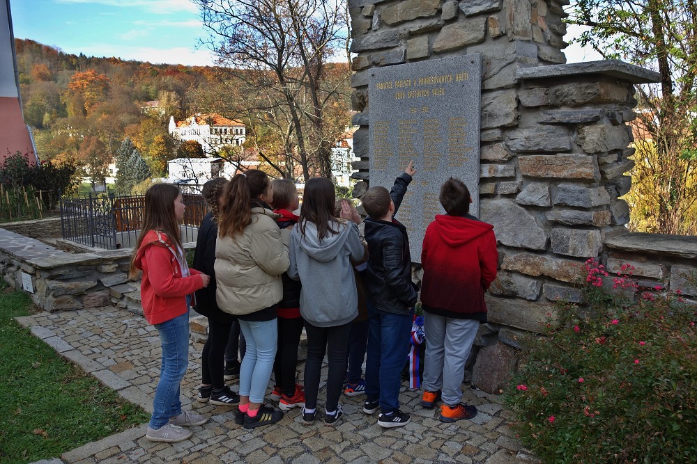 Položení věnce k památníku 26. 10. 2021