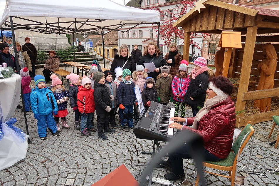 Vánoční zpívání na náměstí /30. 11. 2019/