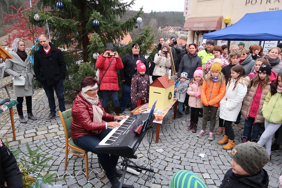 Vánoční zpívání na náměstí /30. 11. 2019/