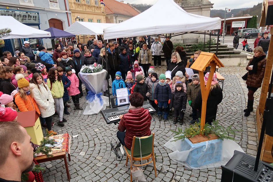 Vánoční zpívání na náměstí /30. 11. 2019/