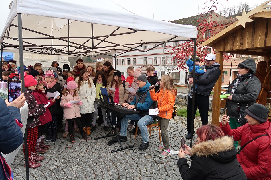 Vánoční zpívání na náměstí /30. 11. 2019/