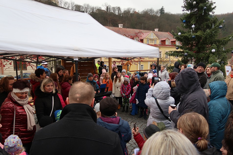 Vánoční zpívání na náměstí /30. 11. 2019/