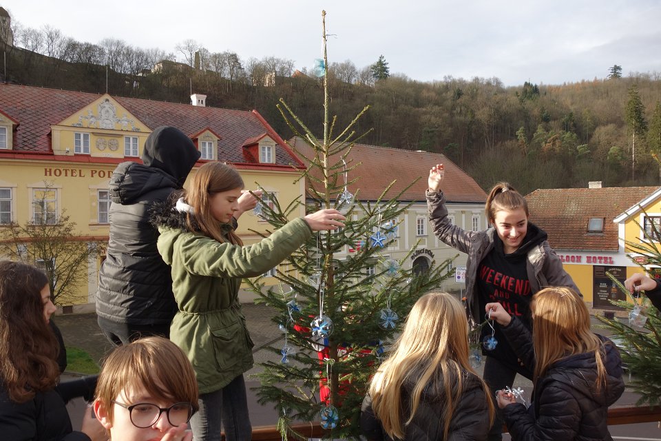 Zdobení vánočních stromků  (29. 11. 2019)