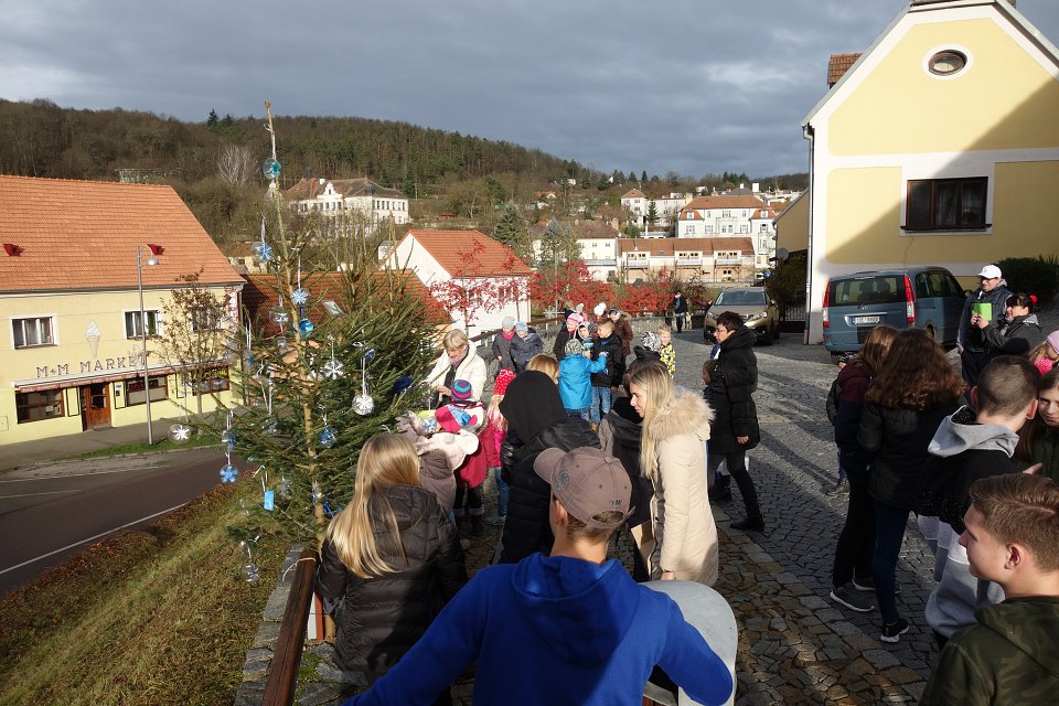 Zdobení vánočních stromků  (29. 11. 2019)