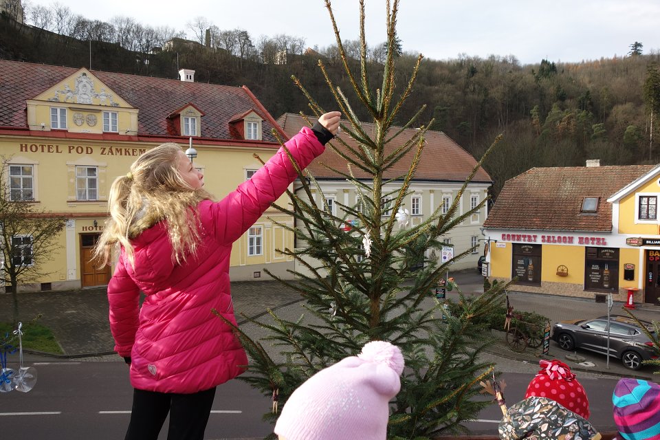 Zdobení vánočních stromků  (29. 11. 2019)