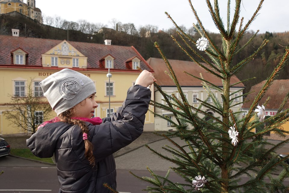 Zdobení vánočních stromků  (29. 11. 2019)