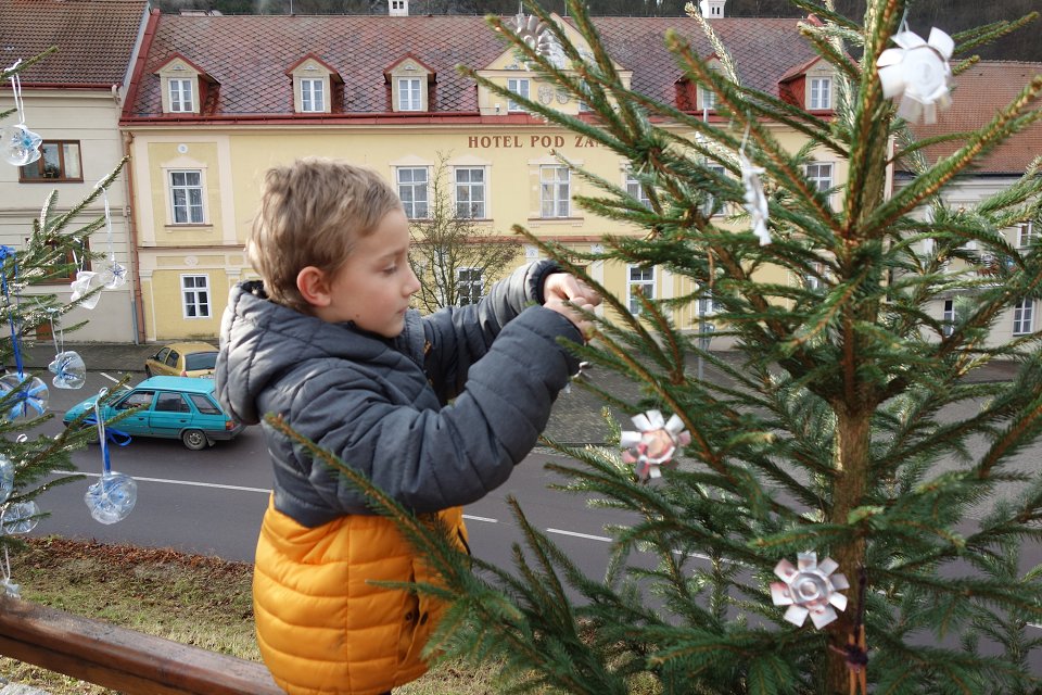 Zdobení vánočních stromků  (29. 11. 2019)