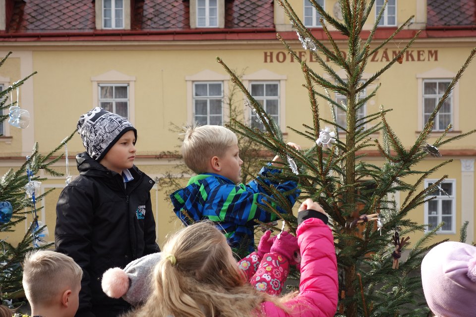 Zdobení vánočních stromků  (29. 11. 2019)