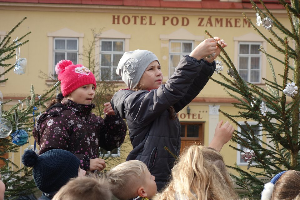 Zdobení vánočních stromků  (29. 11. 2019)