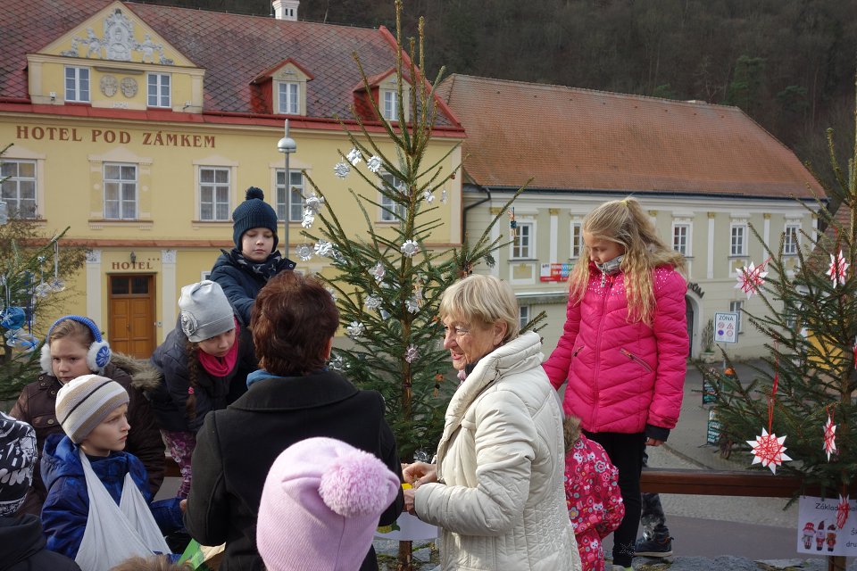 Zdobení vánočních stromků  (29. 11. 2019)