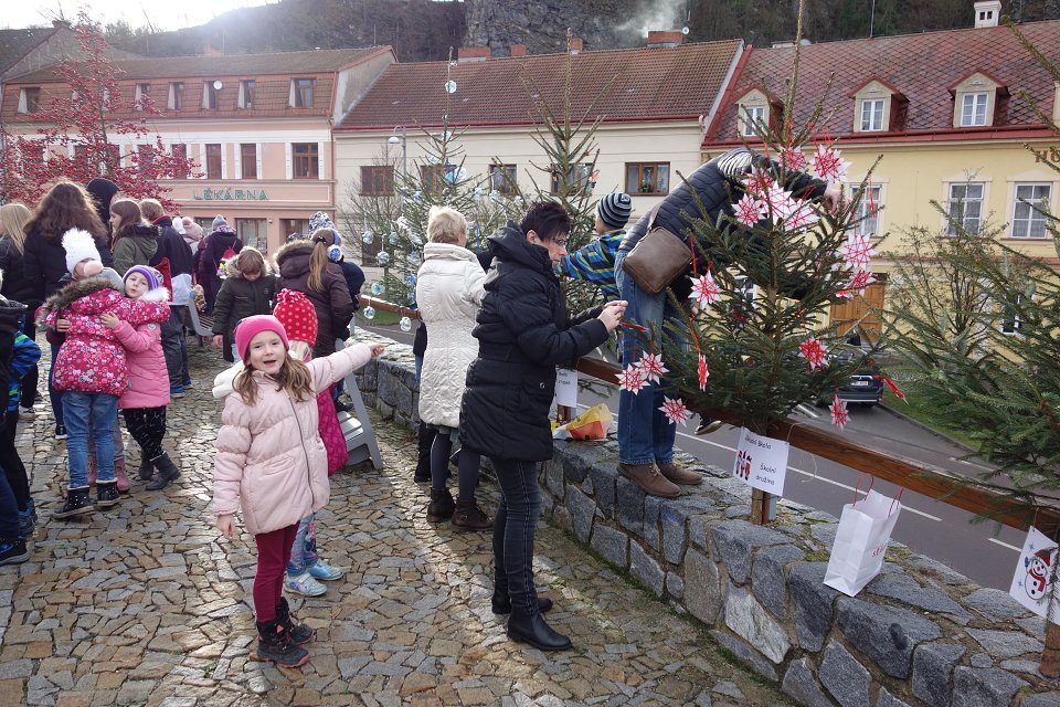 Zdobení vánočních stromků  (29. 11. 2019)