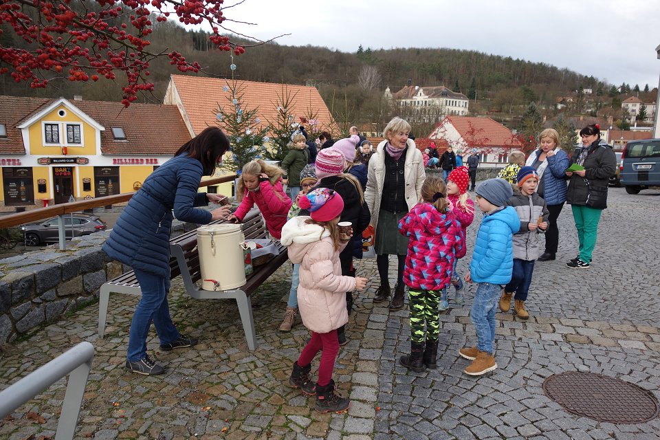 Zdobení vánočních stromků  (29. 11. 2019)