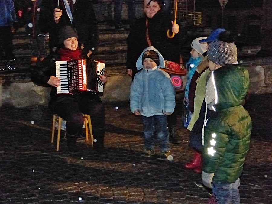 Zpívání u vánočního stromu (18. 12. 2016)