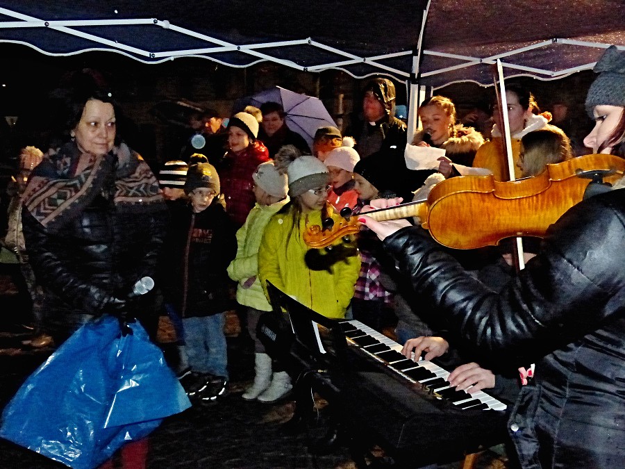 Zpívání u vánočního stromu (18. 12. 2016)