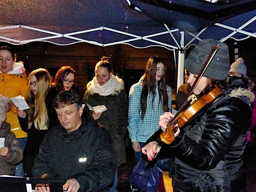 Zpívání u vánočního stromu (18. 12. 2016)