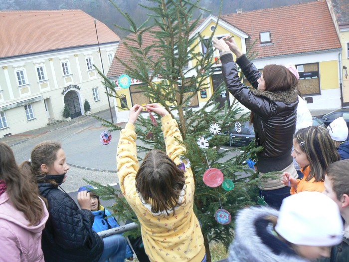 Zdobení vánočních stromků (25.11.2011)