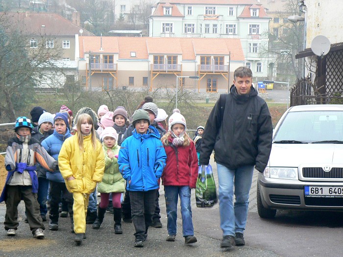 Zdobení vánočních stromků (25.11.2011)