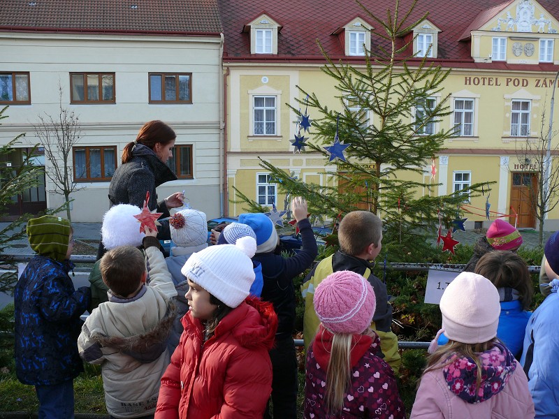 Zdobení vánočních stromků - 30.11.2012