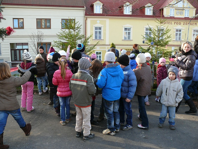 Zdobení vánočních stromků - 30.11.2012