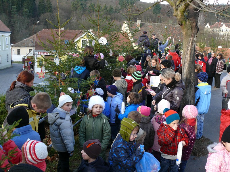 Zdobení vánočních stromků - 30.11.2012