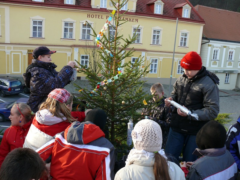 Zdobení vánočních stromků - 30.11.2012