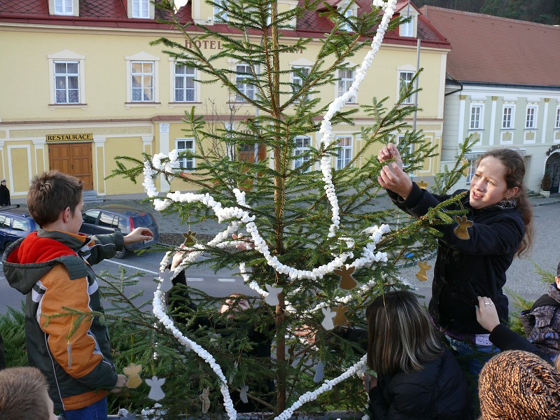 Zdobení vánočních stromků - 30.11.2012