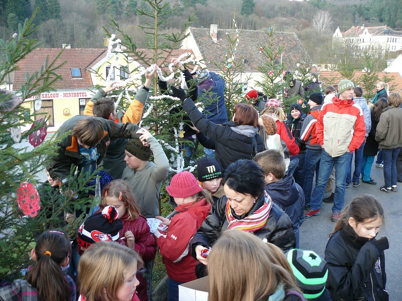 Zdobení vánočních stromků - 30.11.2012