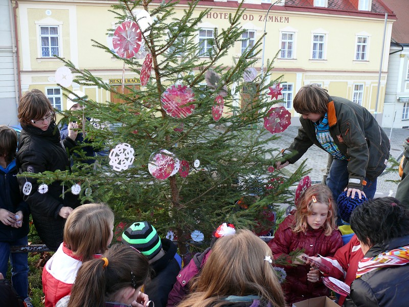 Zdobení vánočních stromků - 30.11.2012