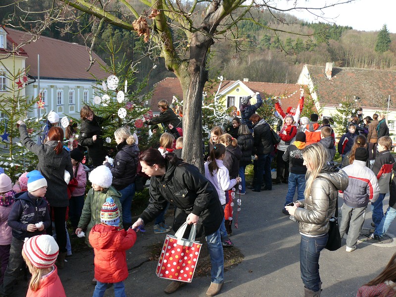 Zdobení vánočních stromků - 30.11.2012