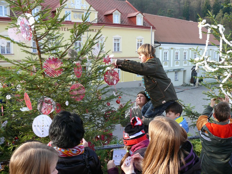 Zdobení vánočních stromků - 30.11.2012