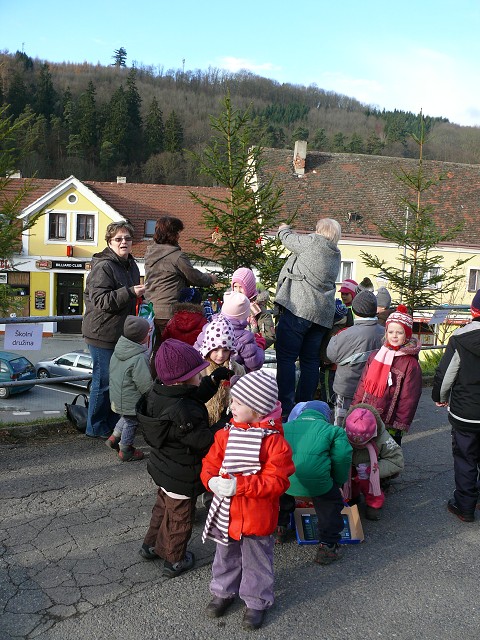 Zdobení vánočních stromků - 30.11.2012