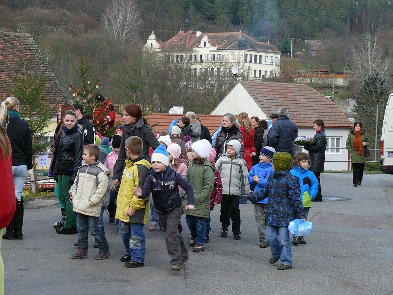 Zdobení vánočních stromků - 30.11.2012