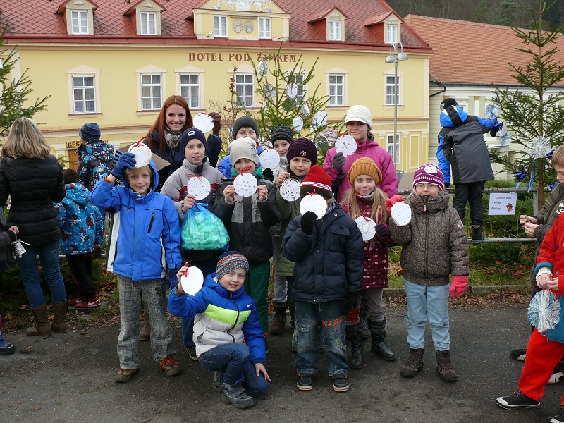 Zdobení vánočních stromků (29. listopadu 2013)