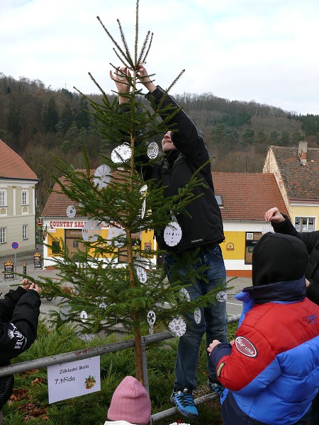 Zdobení vánočních stromků (29. listopadu 2013)