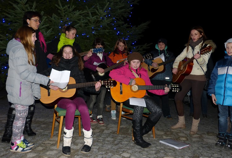 Zpívání pod vánočním stromem (21. 12. 2014)