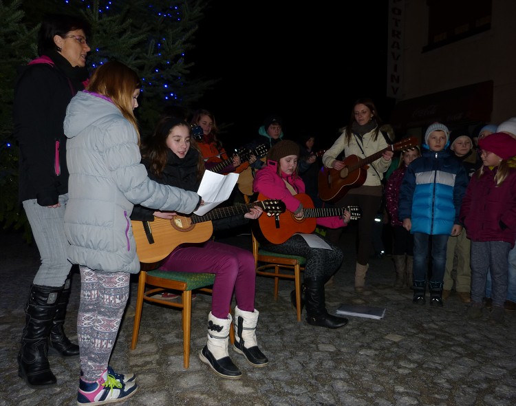 Zpívání pod vánočním stromem (21. 12. 2014)