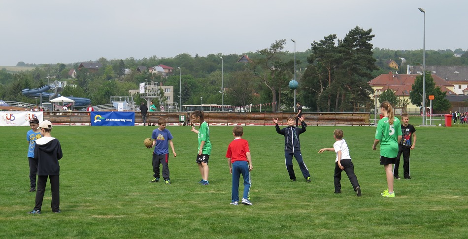 Louka plná dětí /26. 5. 2016/