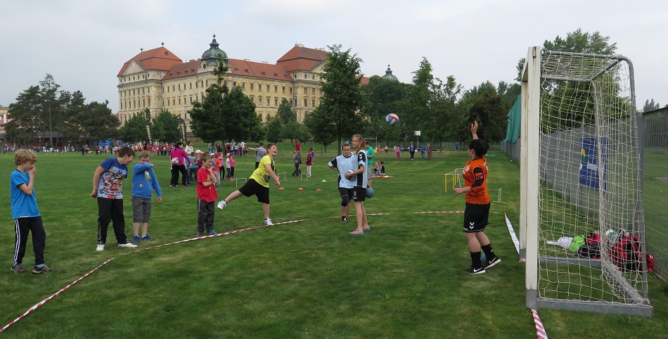 Louka plná dětí /26. 5. 2016/