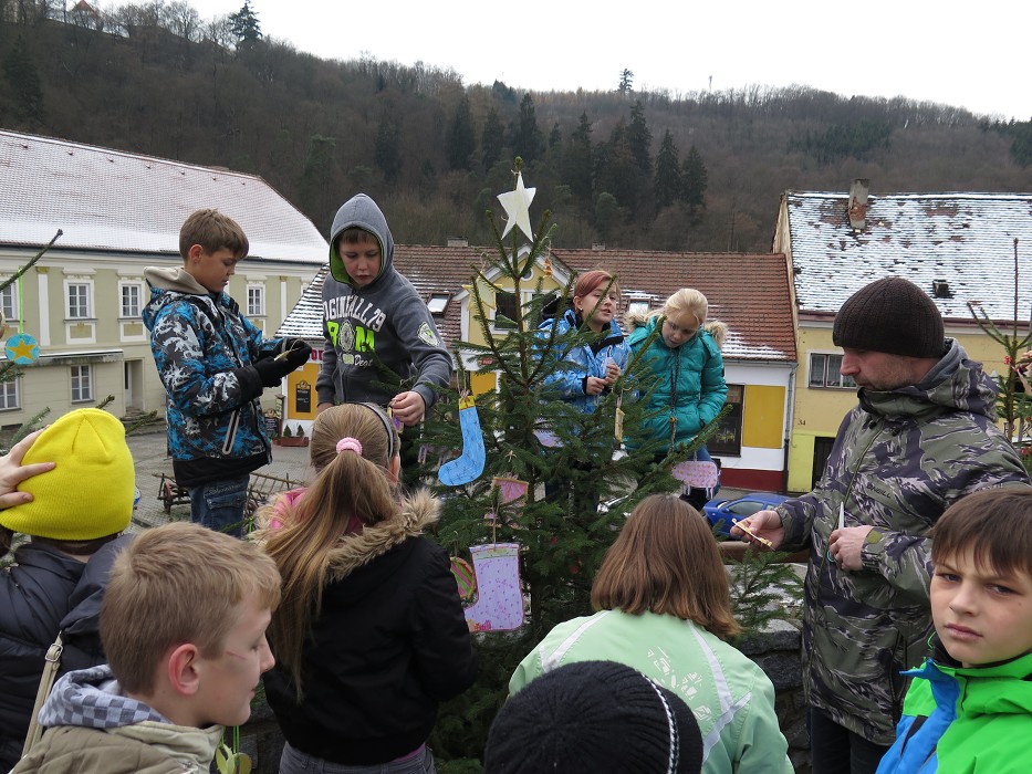 Zdobení vánočních stromků (27.11.2015)