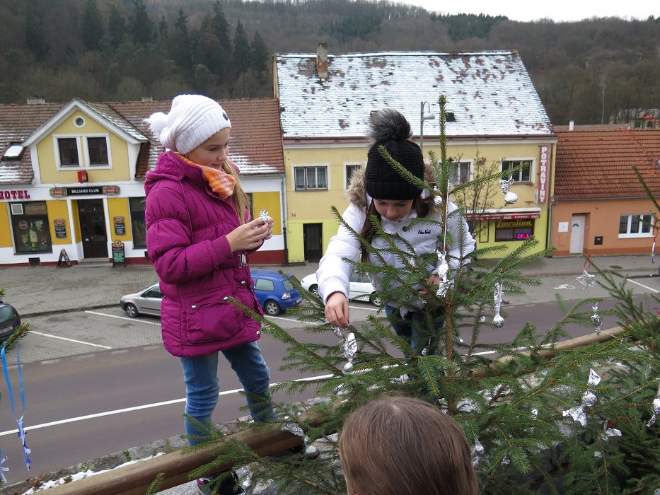 Zdobení vánočních stromků (27.11.2015)