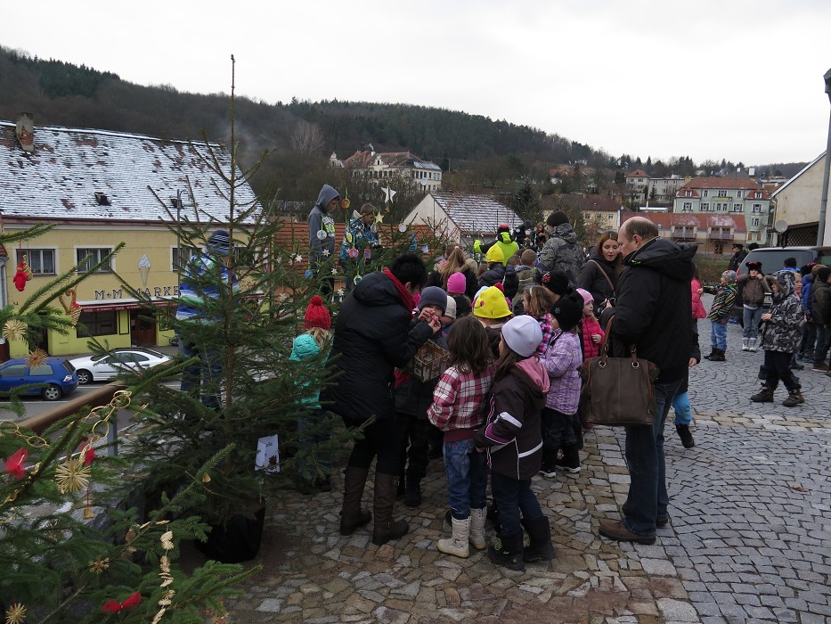 Zdobení vánočních stromků (27.11.2015)